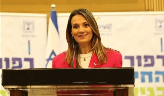 وزيرة التربية توعز بإقالة معلمة من بسمة 